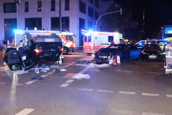 Sechs Personen wurden bei dem Unfall verletzt. © Einsatzreport Berlin