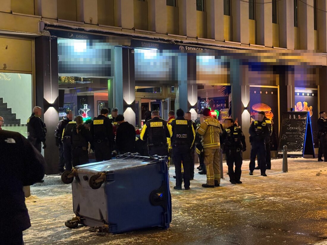 Einsatzkräfte vor einer Cocktail-Bar in Hellersdorf