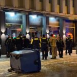 Einsatzkräfte vor einer Cocktail-Bar in Hellersdorf