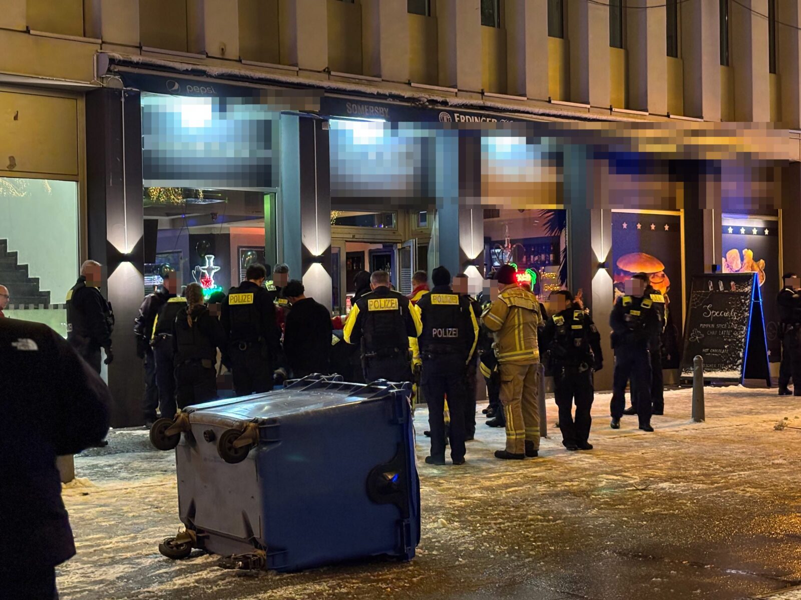 Einsatzkräfte vor einer Cocktail-Bar in Hellersdorf