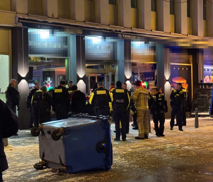 Einsatzkräfte vor einer Cocktail-Bar in Hellersdorf